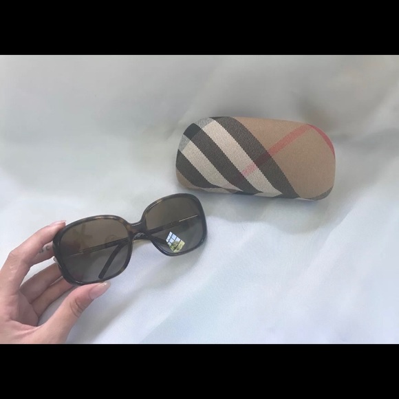 Vintage Never Worn Burberry Women’s Sunglasses - Picture 8 of 8